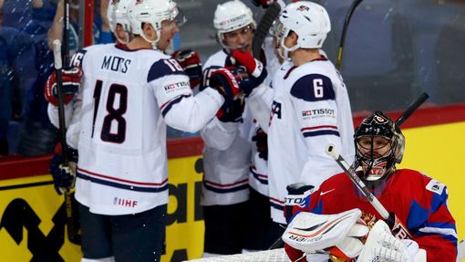 Američané se radují z gólu do sítě Ruska ve čtvrtfinále MS 2013