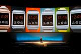 Samsung tím předstihl svého hlavního rivala, americký Apple, který podobný přístroj podle zpráv médií plánuje také. Samsung začne prodávat své hodinky ve většině zemí světa 25. září a stát budou od 299 dolarů (5830 korun).