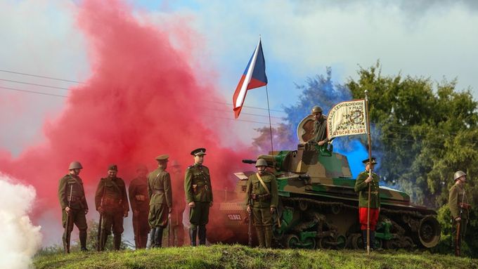 Fotky z armádní parády: Stařeček tank se znovu rozjel