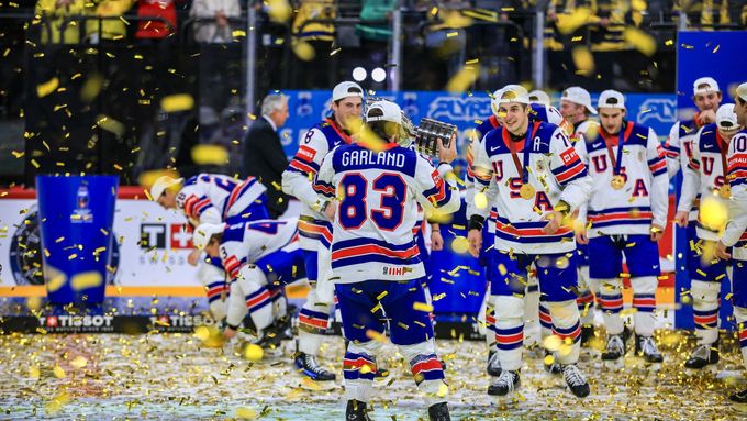 Američtí hokejisté slaví titul na MS 2025 ve Stockholmu.