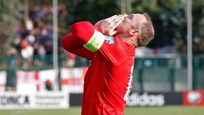 Wayne Rooney slaví branku proti San Marinu