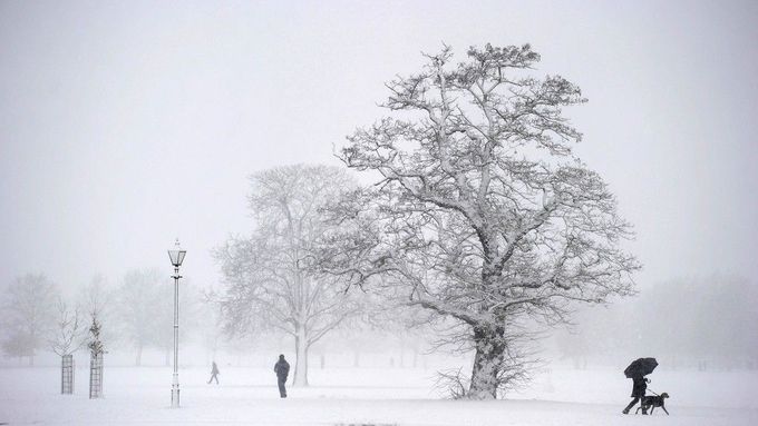 Londýn a okolí čelí přívalům sněhu a silným mrazům