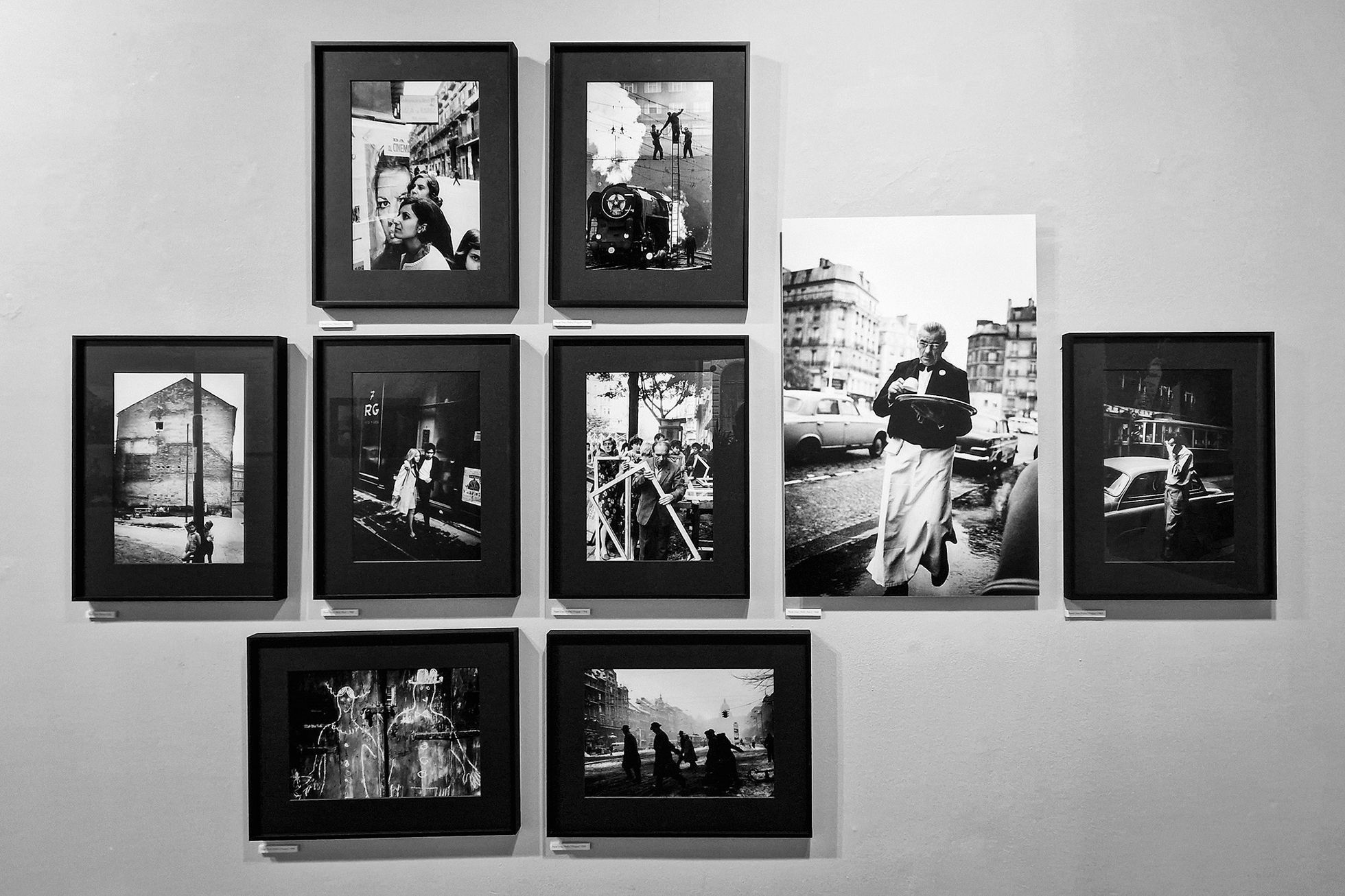Fotografie z výstavy Archiv skrytých významů v pražské Leica Gallery (Dias, Huszár, Golisová, 2024)