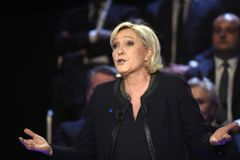 Francouzská policie stíhá Le Penovou, šířila brutální fotografie Islámského státu