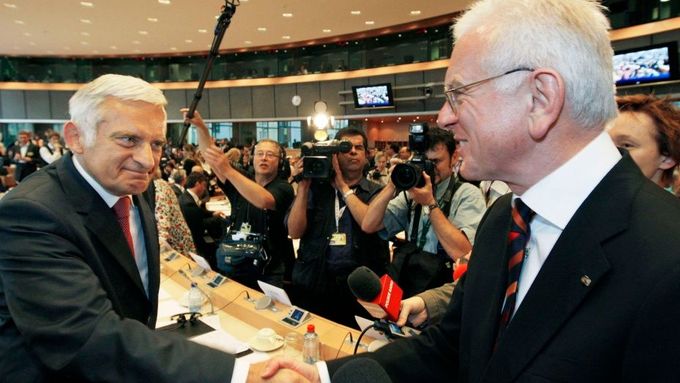 Jerzy Buzek (vlevo) a odstupující předseda Evropského parlamentu Hans-Gert Pöttering.