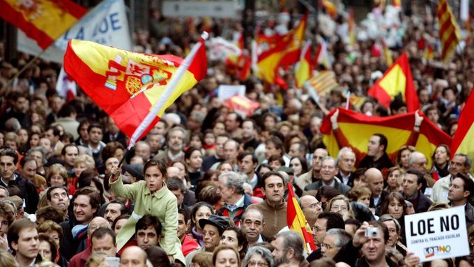 Statisíce lidí vyšly do ulic Madridu protestovat proti omezení výuky náboženství ve školách