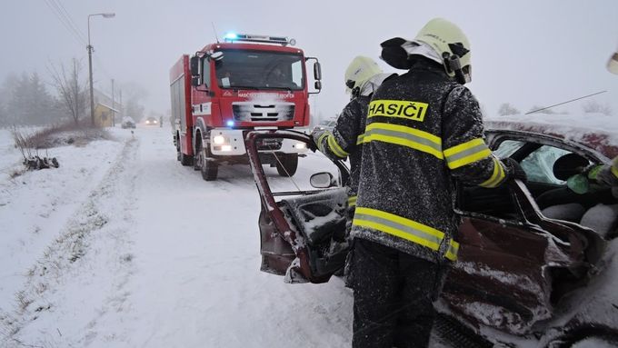 FOTO Česko v zajetí vichru, sněhu a deště. Hasiči nespí