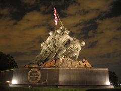 Arlingtonský pomník členům námořní pěchoty, kteří svedli boj o ostrůvek Iwodžima (respektive Iwoto, jak se nyní oficiálně jmenuje)