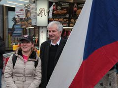Při 26. výročí sametu se v Praze na Můstku objevil republikán Miroslav Sládek. Příznivci DSSS se s ním s chutí fotili.