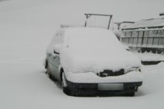 Východ země je pod sněhem, meteorologové varují řidiče