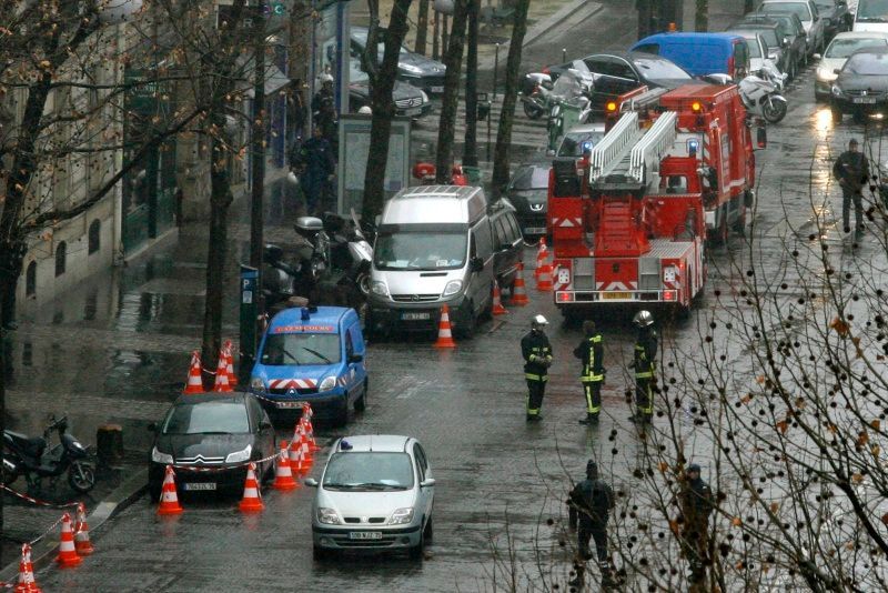 Hasiči a policisté zasahují v Paříží, kde došlo k výbuchu bomby v právnické firmě, prosinec 2007.