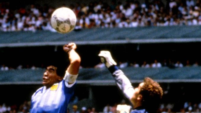 Diego Maradona a jeho paradoxně asi nejslavnější gól. Proslulá "Boží ruka" při utkání MS 1986 v Mexiku s Anglií