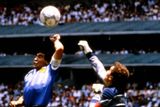 Diego Maradona nebyl jen jedním z nejlepších fotbalistů všech dob, ale také pěkný podvodník. Když ho fotografie a analýza televizních záběrů usvědčily, že ve čtvrtfinále s Angličany překonal Petera Shiltona rukou, Argentinec ani nehnul brvou a prohlásil, že to byla boží ruka.