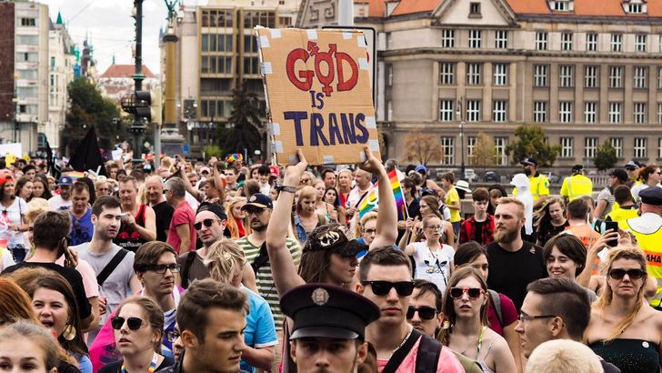 Účastníci Prague Pride festivalu jsou médii často zobrazováni jako extremisté. Homofobní tendence jsou na českém internetu stále osvědčeným zdrojem návštěvnosti