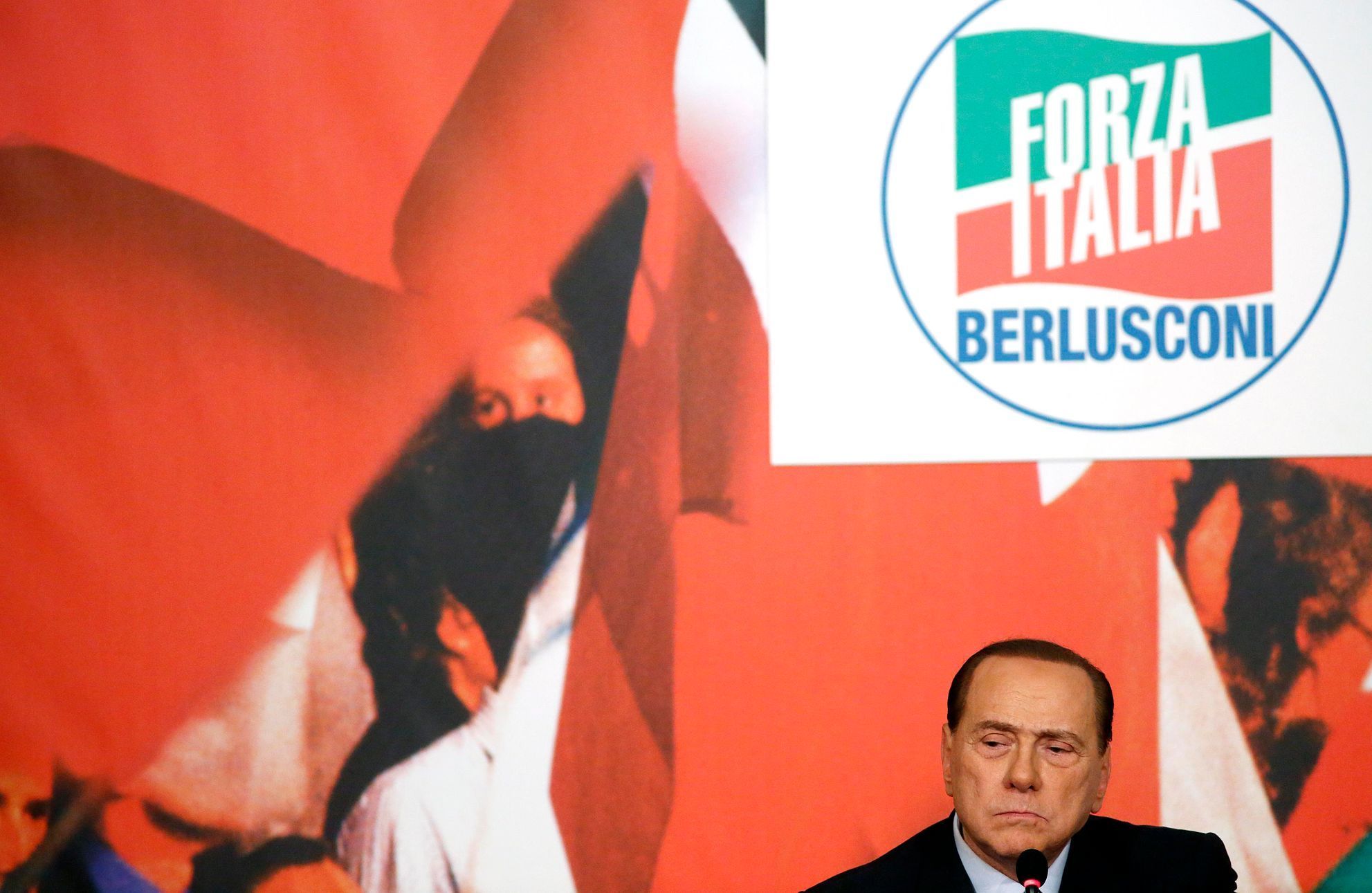 "Nezničitelný" Silvio Berlusconi na předvolebním mítinku strany Vzhůru, Itálie v Miláně.