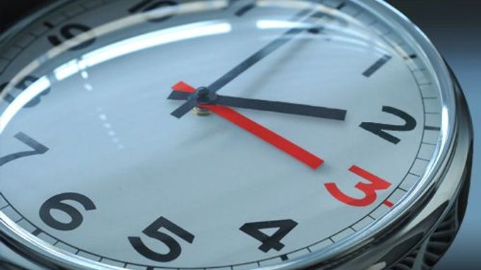 V neděli 29. března ve 02:00 středoevropského času se ručičky hodinek posunou na 03:00.
