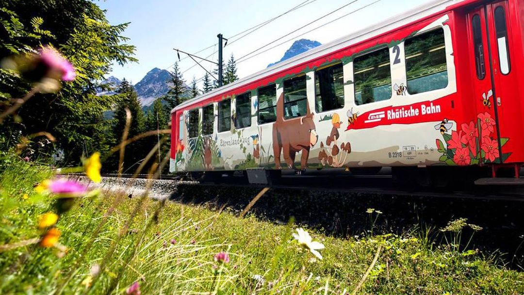 Speciální vagon Rhétské dráhy, se kterým se můžete svézt na trase do Arosa za Medvědí rezervací.