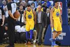 Šampion NBA Golden State porazil San Antonio, přestože se jeho lídr Curry už po dvou minutách zranil