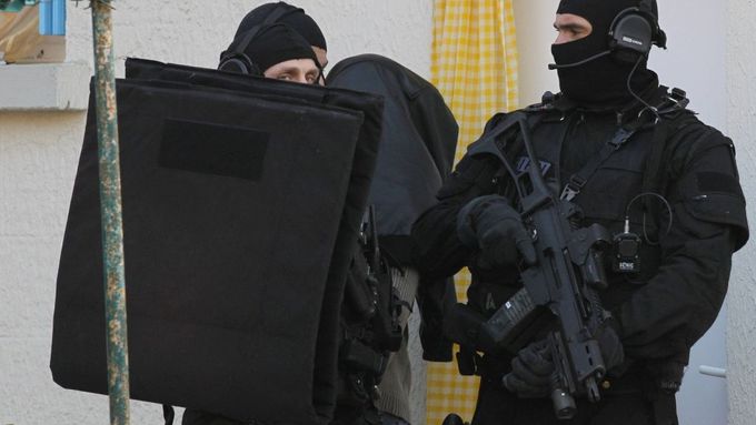 Při zátazích v několika městech Francie v pátek speciální jednotky zatkly devatenáct lidí.
