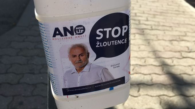 Kampaň hnutí ANO na lahvičkách s dezinfekcí proti žloutence.