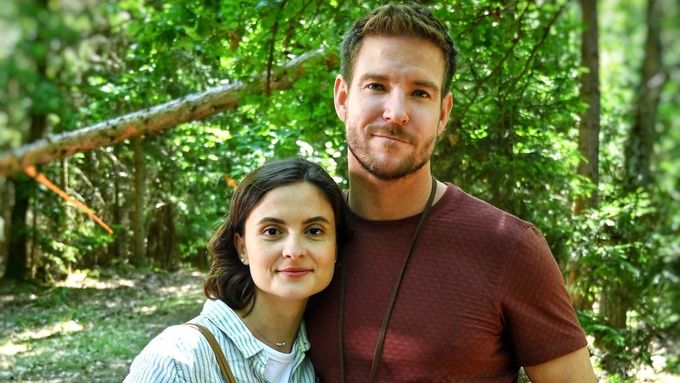 Eva Podzimková a Vladimír Polívka si v nové romantické komedii Naše léto zahráli pár.