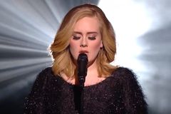 Adele přepsala hudební dějiny. Překonala rekordy Taylor Swift i kapely Oasis