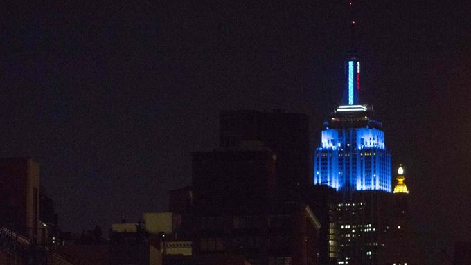 V New Yorku na počest Obamova vítězství osvítili vršek budovy Empire State Building modrým světlem.