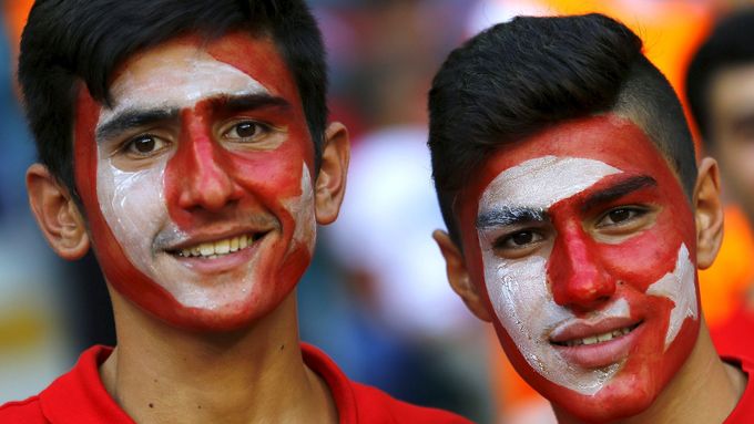 Turečtí fanoušci mohou slavit postup na Euro.