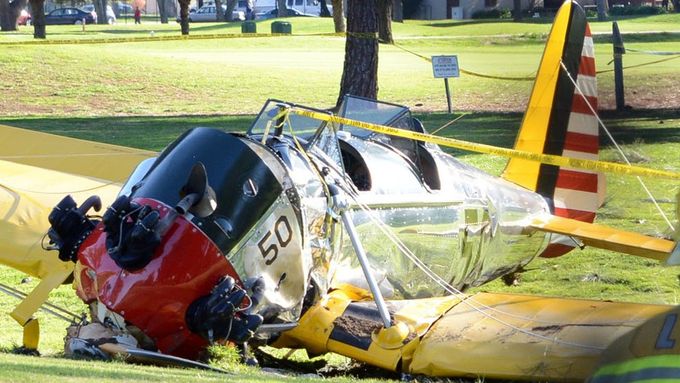 Letadlo Harrisona Forda po pádu na golfové hřiště.