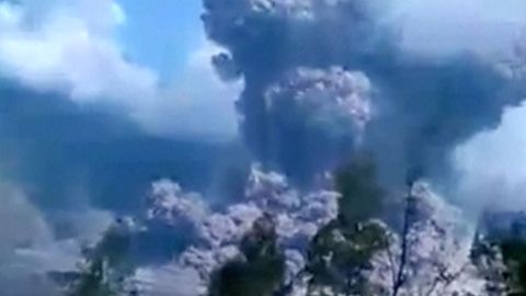 Výbuch sopky v Indonésii natočili na mobil němečtí turisté