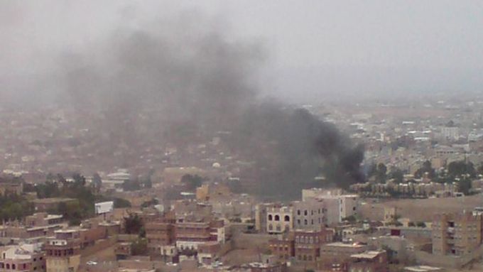 Kouř, stoupající z americké diplomatické mise v Saná.