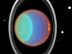 Snímek prstenců kolem Uranu pořízený Hubbleových teleskopem. Odlišné barvy znázorňují různé atmosferické podmínky.