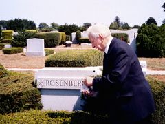 Bývalý agent KGB Alexander Feklisov u hrobu Julia a Ethel Rosenbergerových v New Yorku.