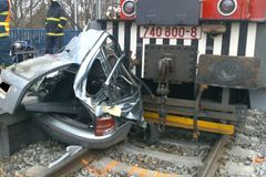 Vlak se střetl s autem a tlačil ho osmdesát metrů, po nehodě jsou dva zranění