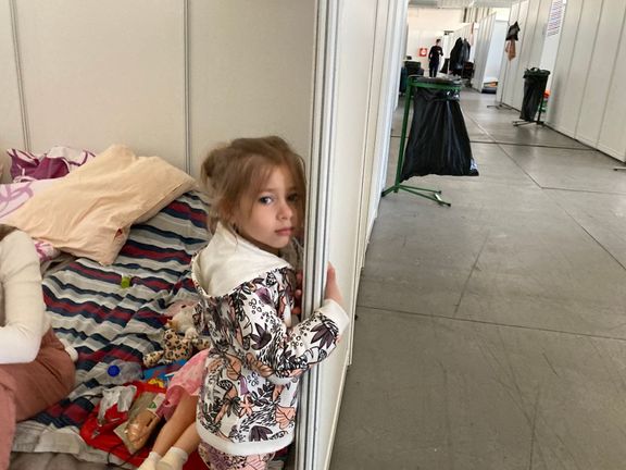 Malá Sofia je nachlazená, její máma má strach, aby v centru pro uprchlíky v Brně neonemocněla kvůli průvanu. Společně bydlí jen na matracích.