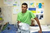 Tento snímek zachycuje Vjačeslava Bujnovského. Člen dobrovolnického praporu Ajdar se zranil u vesnice Ščastja, která leží v Luhanské oblasti. Podstoupil amputaci pravé nohy a ruky.