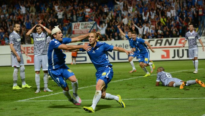Lukáš Pokorný jásá po svém gólu do sítě Hajduku Split. Prvním gratulantem je Michael Rabušic.