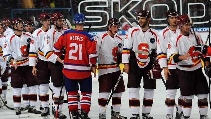 Hokejista Jakub Klepiš se zdraví s hráči Sparty po přípravném utkání HC Sparta Praha - HC LEV Praha před sezónou 2012/13.
