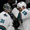 NHL, LA Kings - San Jose: Antti Niemi (31) a Joe Thornton (19) slaví vítězství Sharks