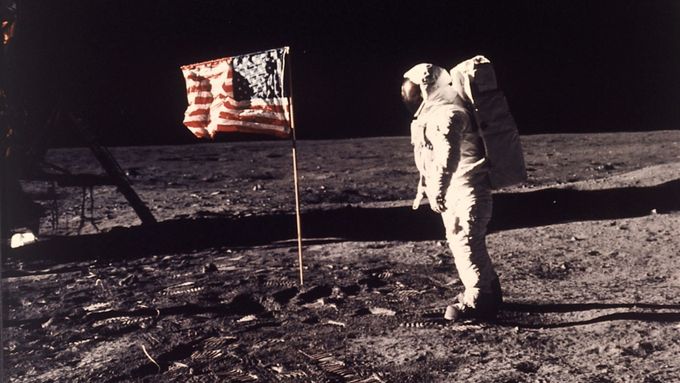 Neil Armstrong na Měsíci.