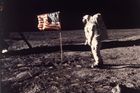 Vlajka nemá vlát, na fotkách chybí hvězdy. Vyvracíme konspirační teorie o Apollu 11