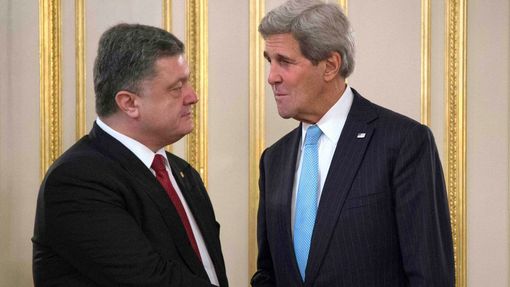 John Kerry a Petro Porošenko při jednání v Kyjevě.