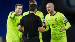 Čeští fotbalisté diskutují s rozhodčím Ovidiu Hateganem v utkání kvalifikace MS 2022 Wales - Česko