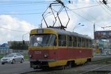 Tramvaj T3, chlouba československého strojírenství, na fotografii z roku 2008 v ruském městě Barnaul.