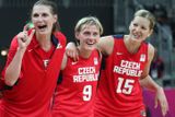 České basketbalistky Ilona Burgrová, Hana Horáková a Eva Vítečková (zleva) se radují z vítězství v utkání skupiny A nad Chorvatskem.