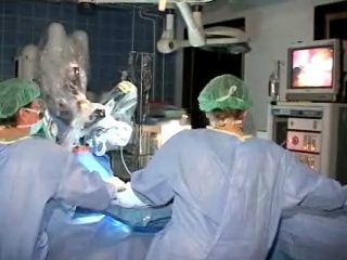 V pražské Nemocnici na Homolce operuje robot