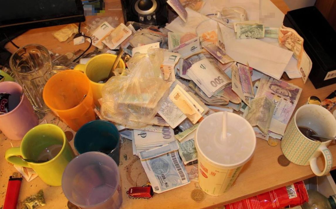 Policisté u dealerů zadrželi drogy za statisíce korun i peníze v hotovosti