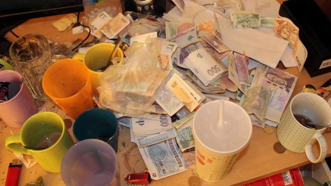 Policisté u dealerů zadrželi drogy za statisíce korun i peníze v hotovosti.