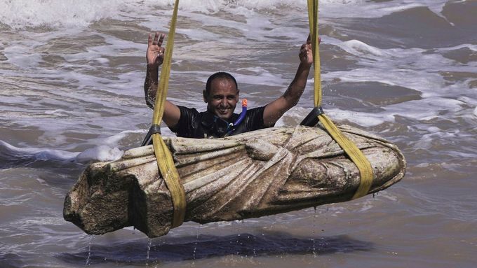 Z vod Středozemního moře vytáhli potápěči s pomocí jeřábů několik soch.