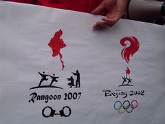 Přestože někteří aktivisté navrhovali, aby Západ pohrozil Pekingu bojkotem olympijských her, pokud nepřiměje své spojence v barmské vojenské vládě k ústupkům, politici od této myšlenky dali záhy ruce pryč